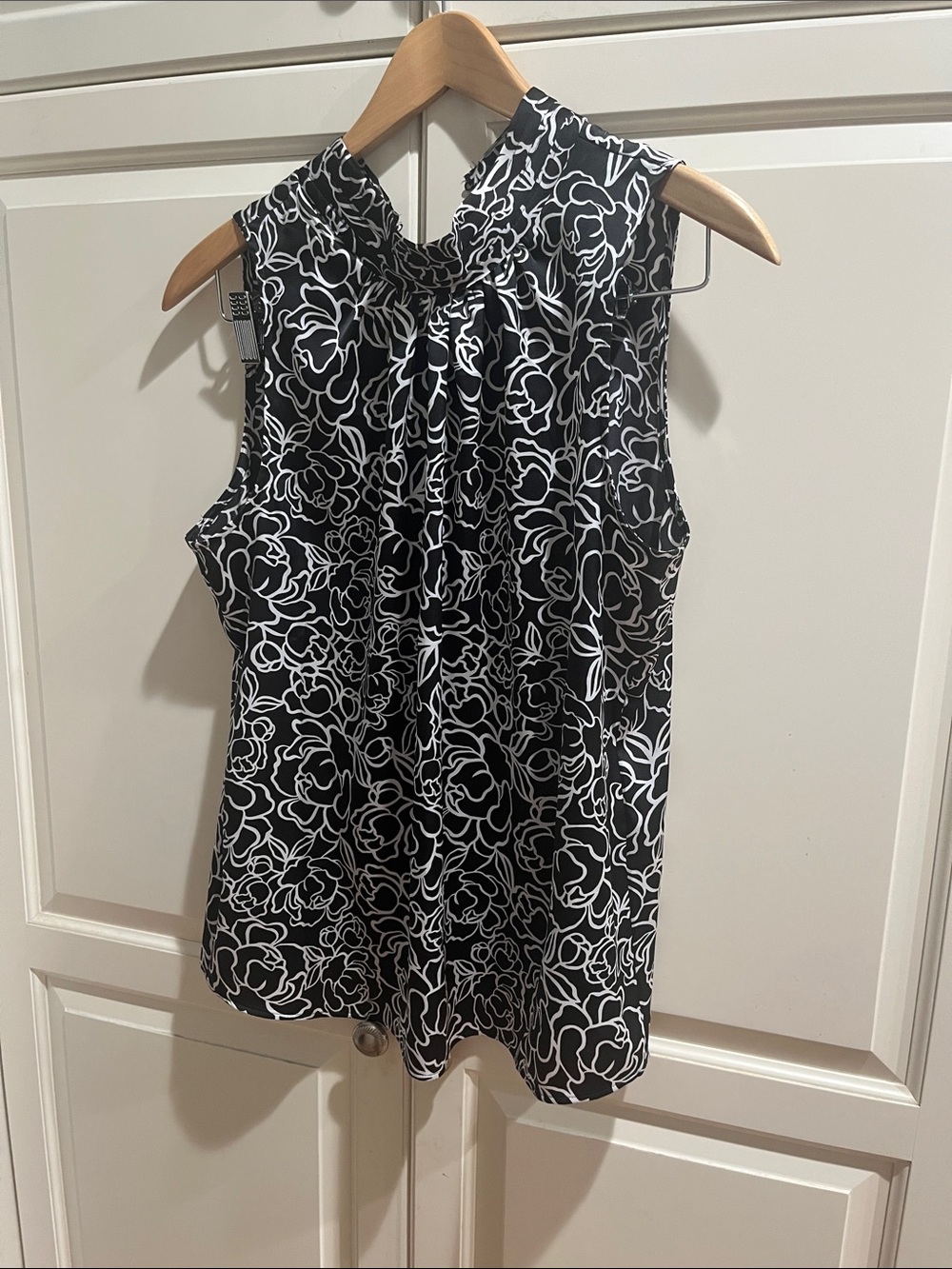 White House Black Market Black Sleeveless Mock-Neck Floral Outline Blouse